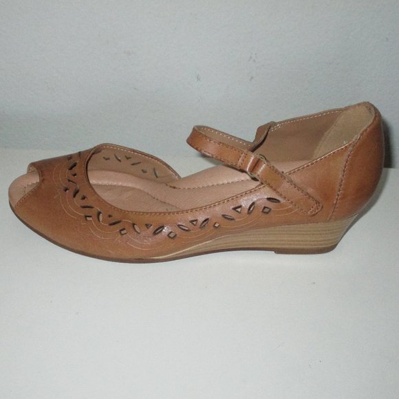Earth Sugarberry Womens Tan Laser Cut Leather Mary Jane Wedge NWOB - Size 7.5B - Picture 3 of 9